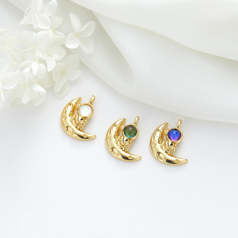 2 Cateye-Steine, Astronaut auf Mond, Rakete, Schwan, Katze, Charm-Anhänger, Harz, Strass, verziert, 14 K GF