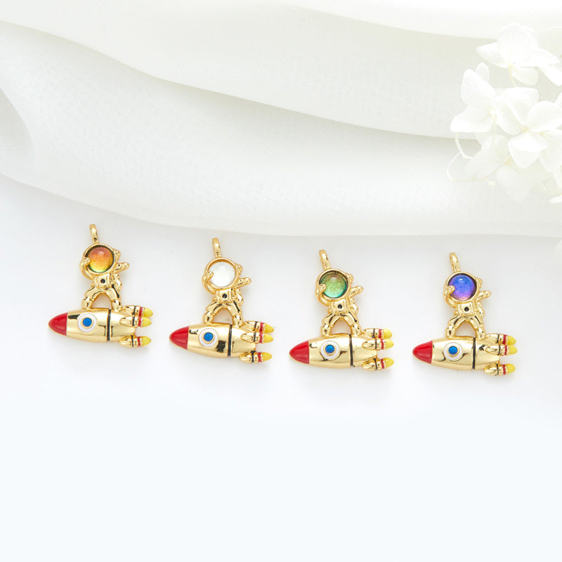 2 Cateye-Steine, Astronaut auf Mond, Rakete, Schwan, Katze, Charm-Anhänger, Harz, Strass, verziert, 14 K GF