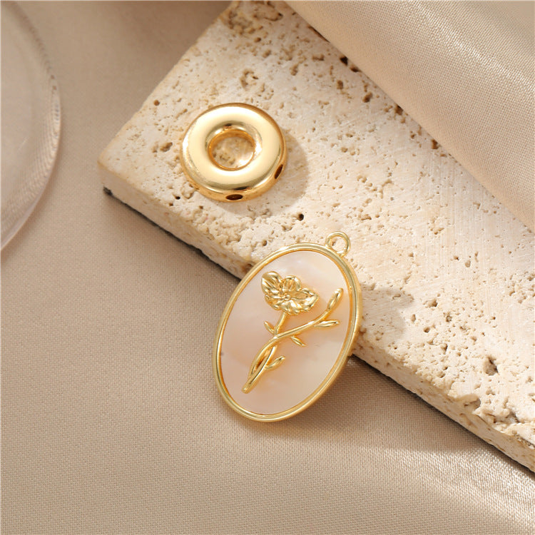 2 Flash-Herz-Oval-Blumen-Charm-Anhänger mit Muschelverzierung, 14 Karat GF