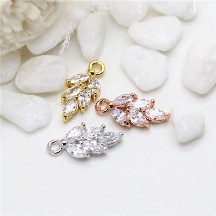 Pendentif à breloque 10 feuilles orné de strass 14K GF