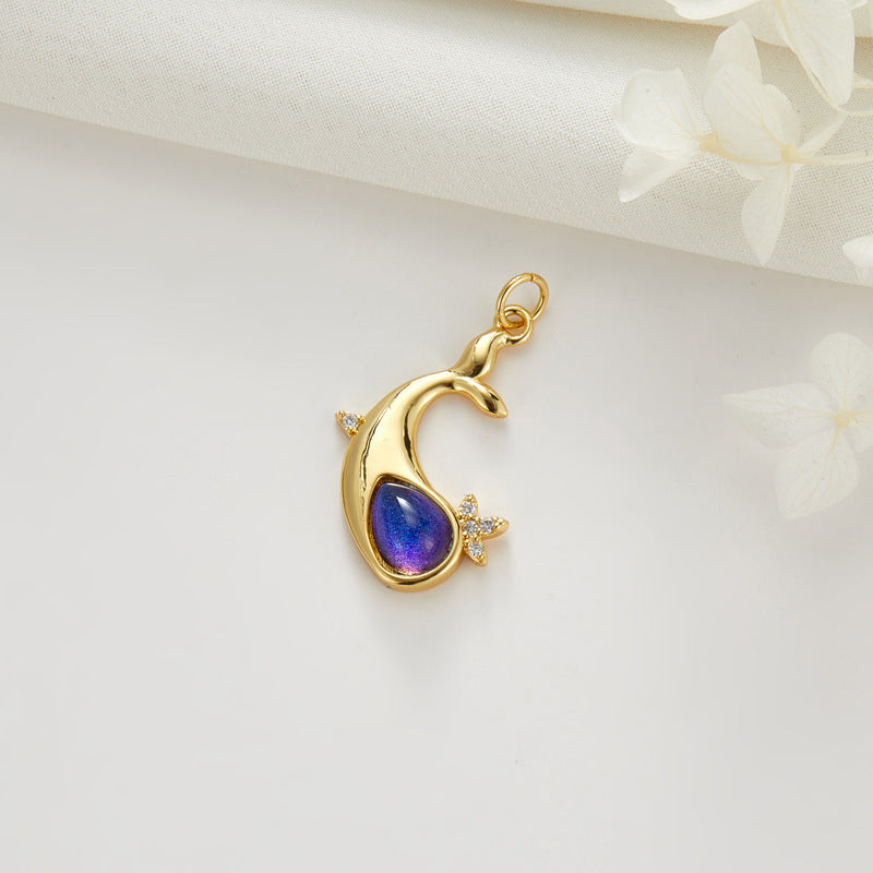 2 Delphin-Charm-Anhänger, Harz, Strass, verziert mit 14-karätigem GF