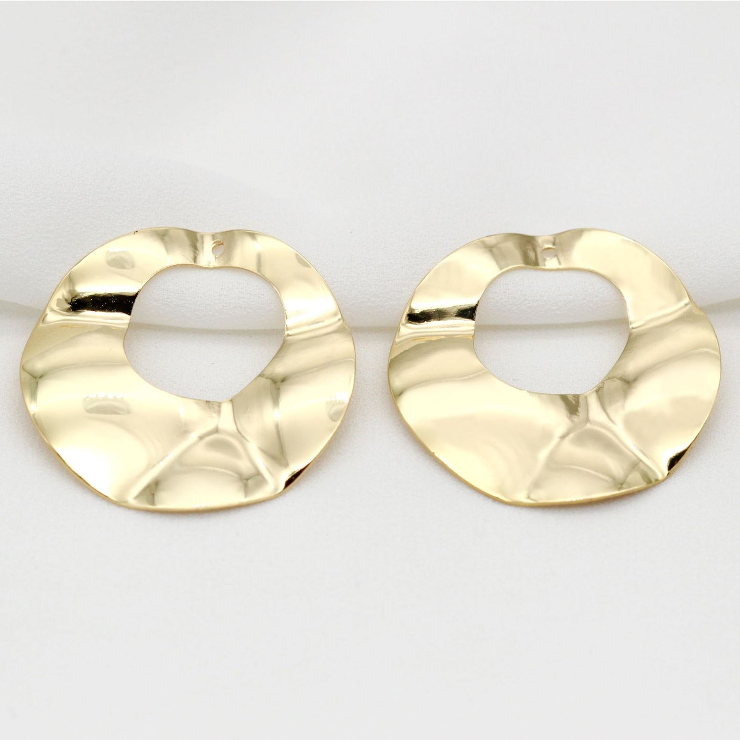 10 gebogene gehämmerte Kreis-Charm-Anhänger aus 14 Karat GF