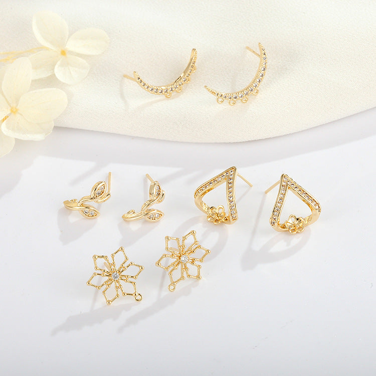 4 florale Kreis-Ohrstecker mit Öse, 14-Karat-GF-Strassverzierung