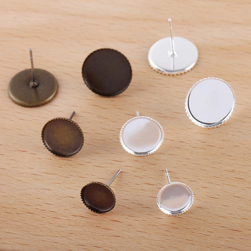 100 boucles d'oreilles à tige à lunette à bord dentelé 18KGP 8mm 10mm 12mm cabochon rond Base vierge réglage de la pièce de pierre précieuse