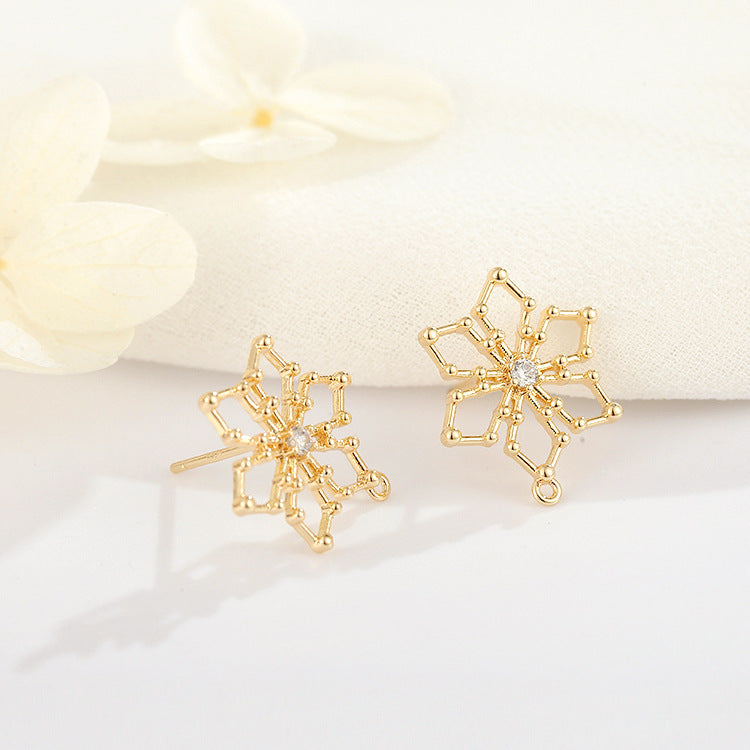 4 florale Kreis-Ohrstecker mit Öse, 14-Karat-GF-Strassverzierung