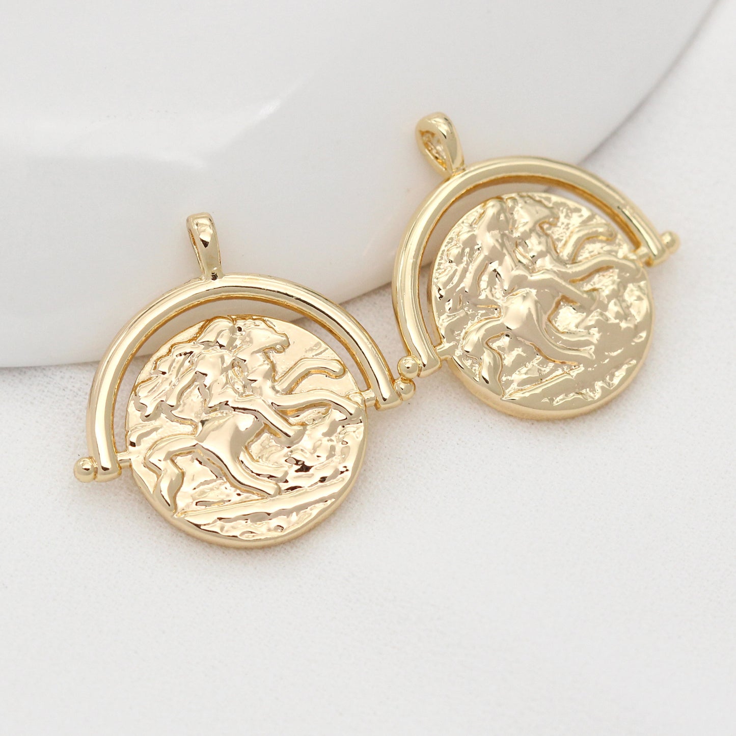20 Pendentif de charme de pièce de monnaie de cavalier sur cheval 14K GF