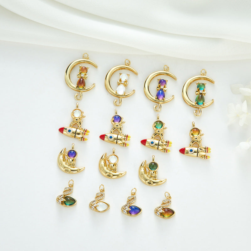 2 Cateye-Steine, Astronaut auf Mond, Rakete, Schwan, Katze, Charm-Anhänger, Harz, Strass, verziert, 14 K GF