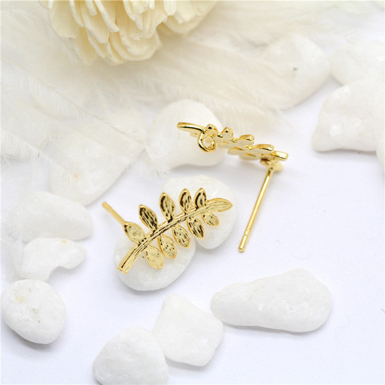 Boucles d'oreilles à tige à 10 feuilles avec boucle 14K GF