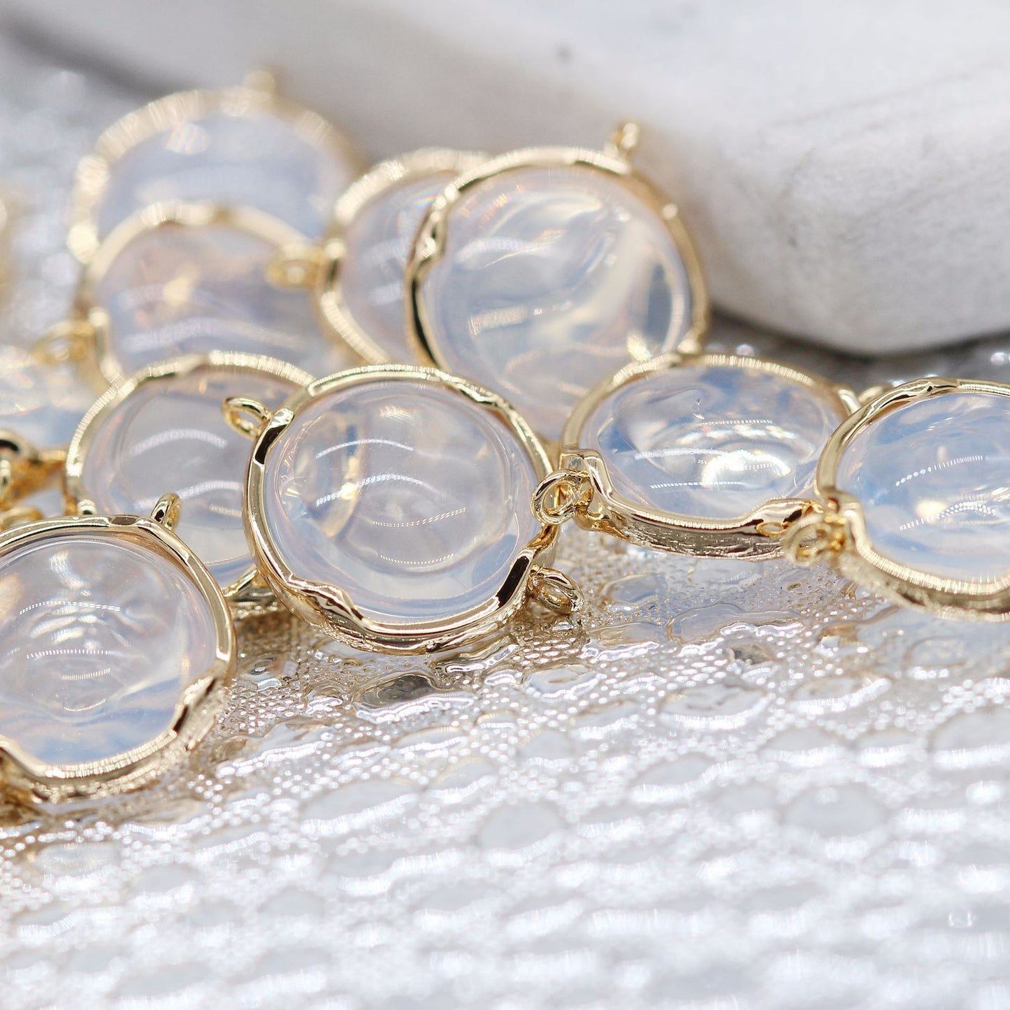 10 doppelt geschlungene runde Charm-Verbindungsstücke mit Strassverzierung aus 14-karätigem GF