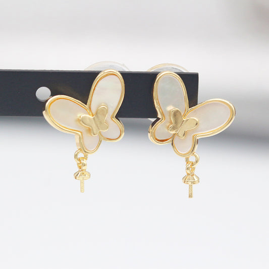 2 Ohrstecker mit Schmetterlingsanhänger und Muschel-Strassverzierung aus 14-karätigem GF