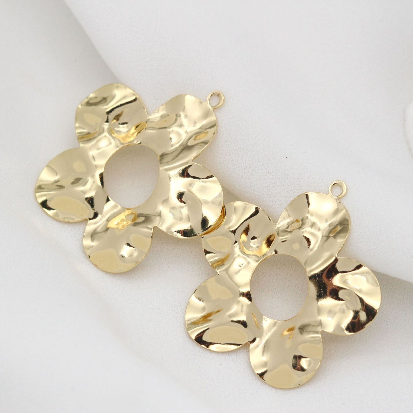 20 geschwungene gehämmerte florale Kreis-Charm-Anhänger aus 14 Karat GF