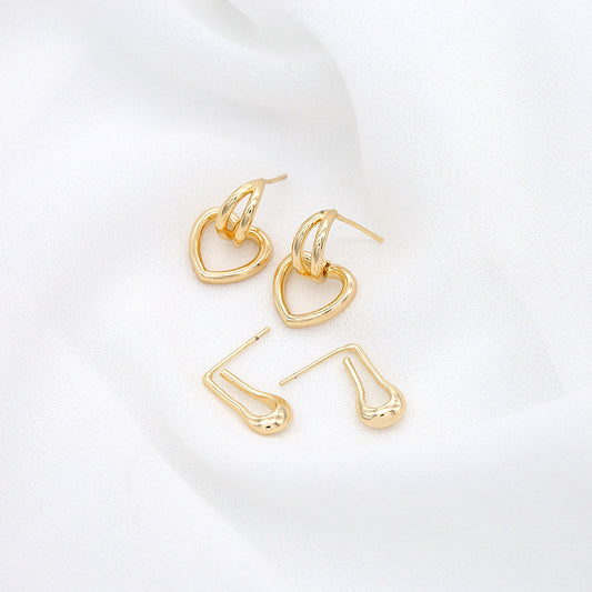 4 halbkreisförmige Herz-Charm-Ohrstecker aus 14-karätigem GF