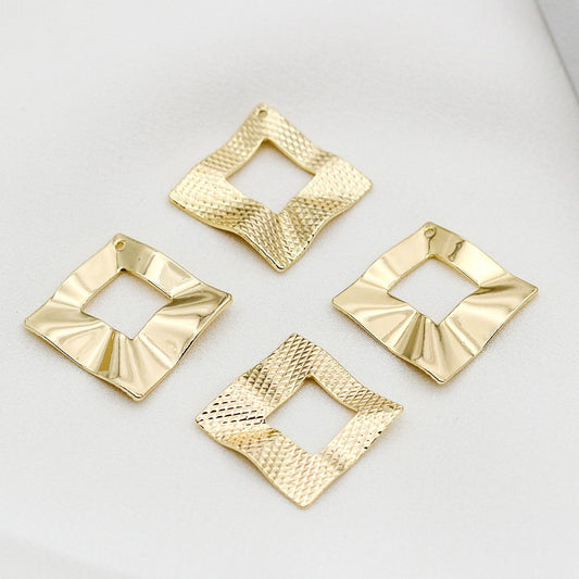 10 gebogene geschnitzte quadratische Kreis-Charm-Anhänger aus 14 Karat GF