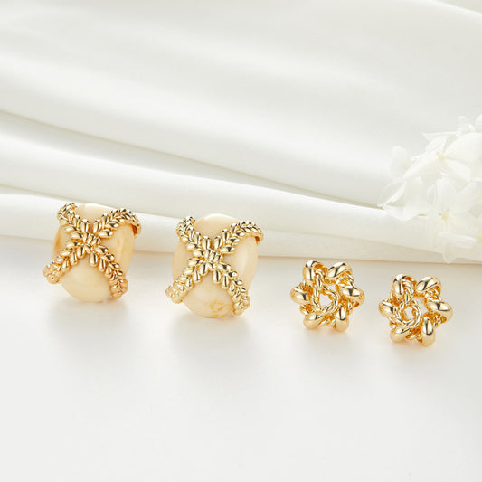 Verdrehte Ohrstecker mit 4 Steineinsätzen, 14K GF-Strassverzierung