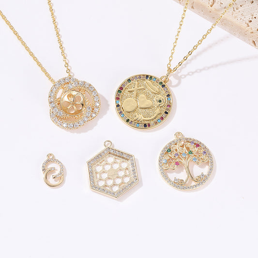 2 Baum des Lebens, sechseckiger, floraler Pfeil-Münzen-Charm-Anhänger, mit Strasssteinen verziert, 14 Karat GF