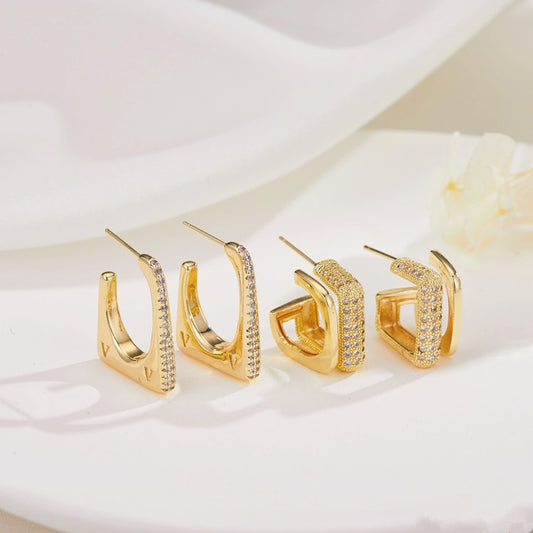 4 halbquadratische Ohrstecker mit Strassverzierung aus 14-karätigem GF