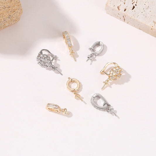 2 runde, ovale Blumen-Kreis-Ösennadeln mit Schrauböse, halbgebohrte Perlen, blanke Strasssteine, verziert mit 14-karätigem GF