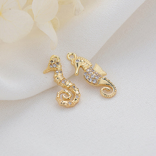 2 Seepferdchen-Charm-Anhänger mit Strassverzierung aus 14-karätigem GF