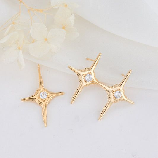 Ohrstecker mit 2-Sterne-Charm-Anhänger und Strassverzierung aus 14-karätigem GF