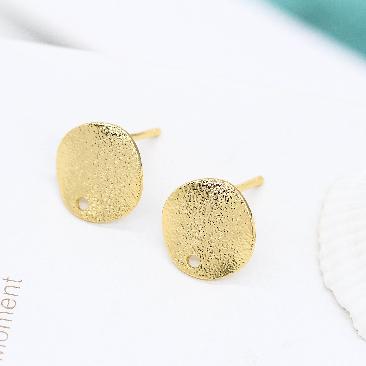 10 gebogene, mattierte, runde Ohrstecker mit Loch aus 14-karätigem GF