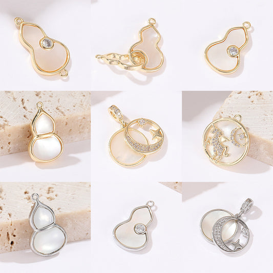 2 Mondkürbis-Charm-Anhänger mit 14-karätigem GF-Strassstein und Muschelverzierung