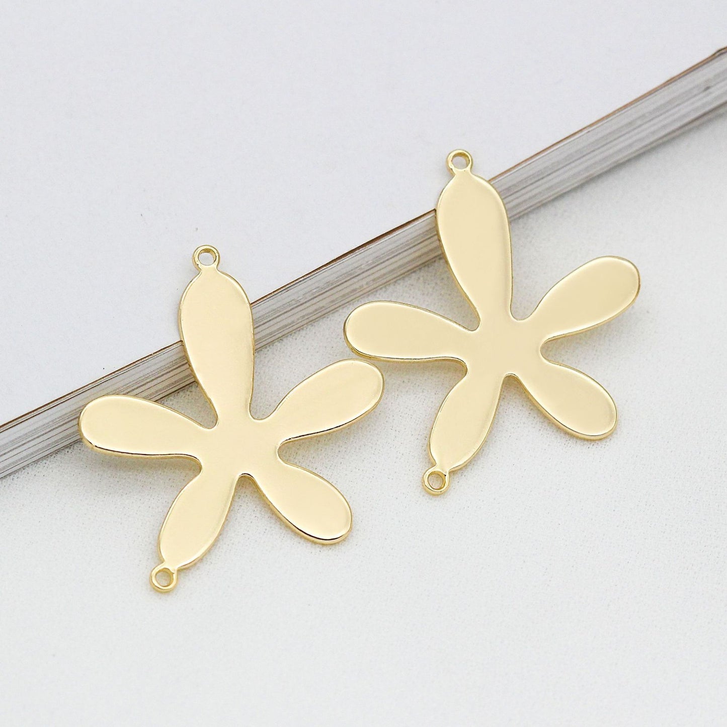 10 doppelt geschlungene florale Charm-Verbindungsstücke aus 14-karätigem GF