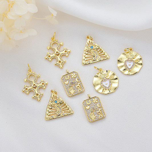 2 gehämmerte Kreuz-Dreieck-Rund-Rechteck-Charm-Anhänger aus Emaille, Epoxidharz, 14K GF, Strass verziert