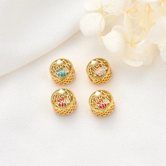 2 durchgehende Fisch-Roundelle-Perlen aus Emaille, Epoxid-Strasssteinen, verziert mit 14-Karat-GF-Charm, Perlenarbeit, Abstandshalter