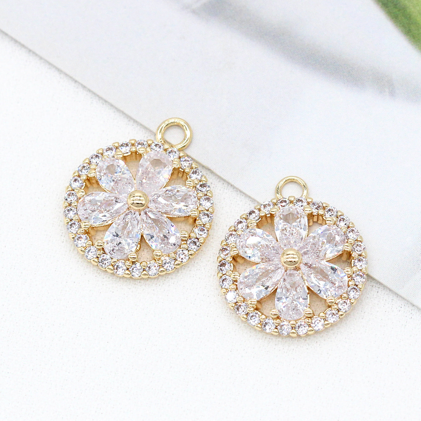 5 pendentifs à breloques florales rondes creuses ornées de strass 14K GF