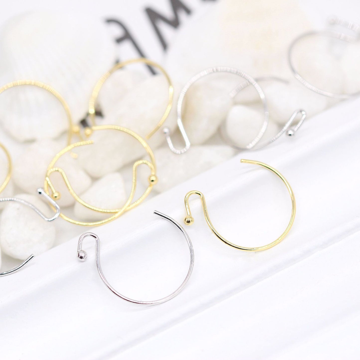 20 schlichte runde Hakenohrringe aus 14-karätigem GF