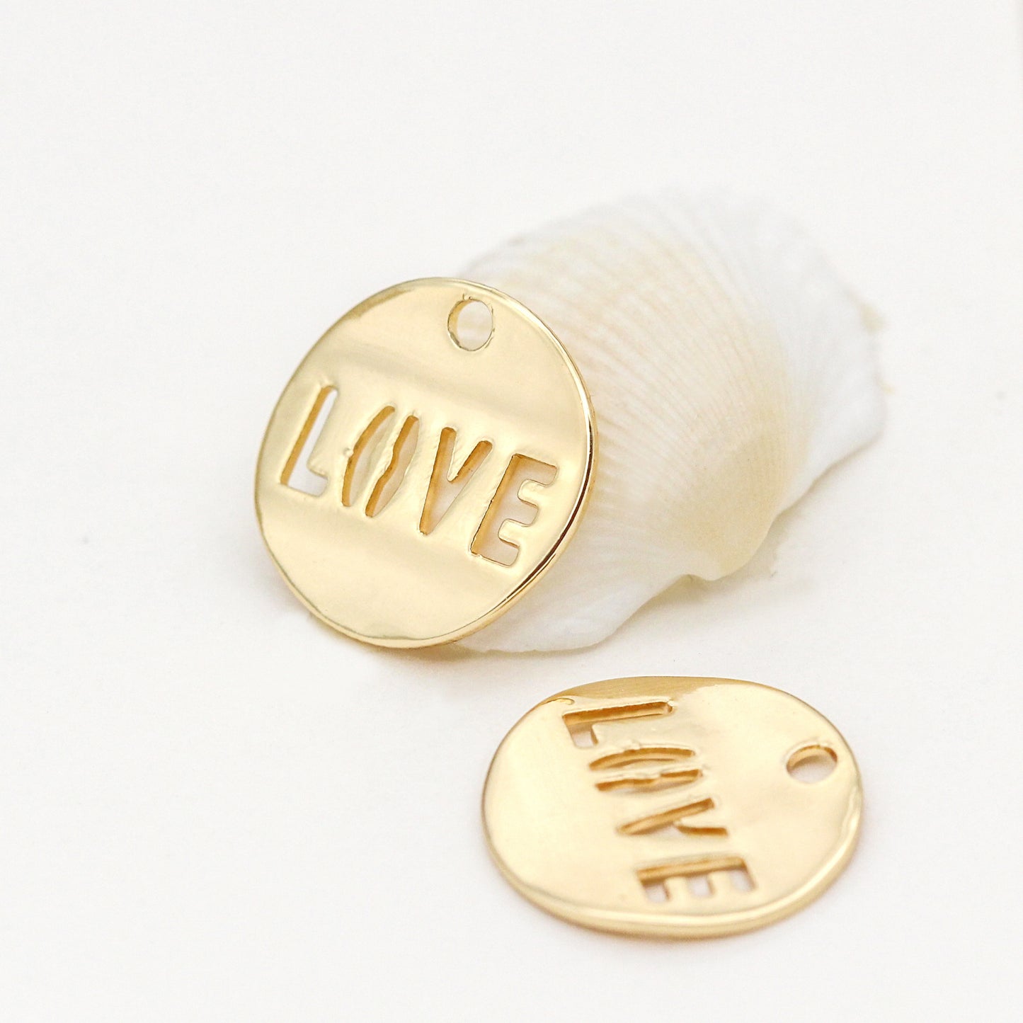 30 gebogene runde Love Piece Charm-Anhänger aus 14 Karat GF
