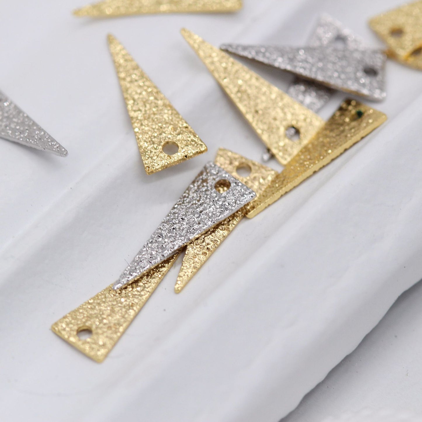 100 Pendentif à breloque triangle givré 14K GF