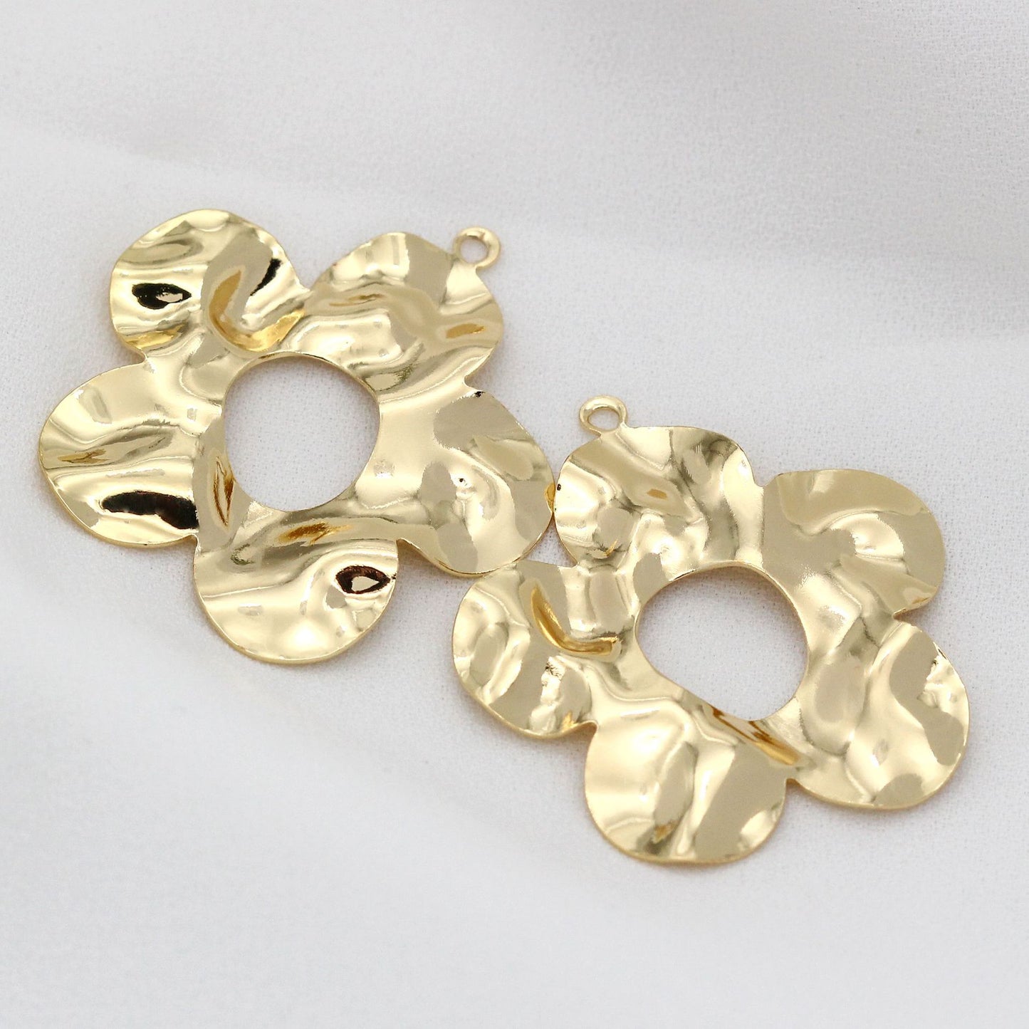 20 geschwungene gehämmerte florale Kreis-Charm-Anhänger aus 14 Karat GF