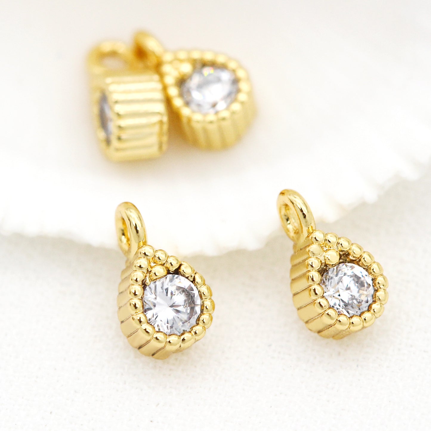10 minuscules pendentifs à breloque goutte d'eau strass embellis 14K GF