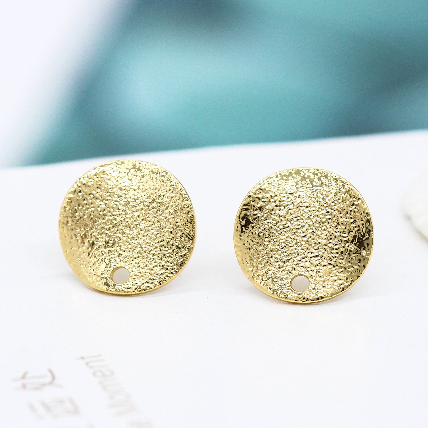 10 gebogene, mattierte, runde Ohrstecker mit Loch aus 14-karätigem GF