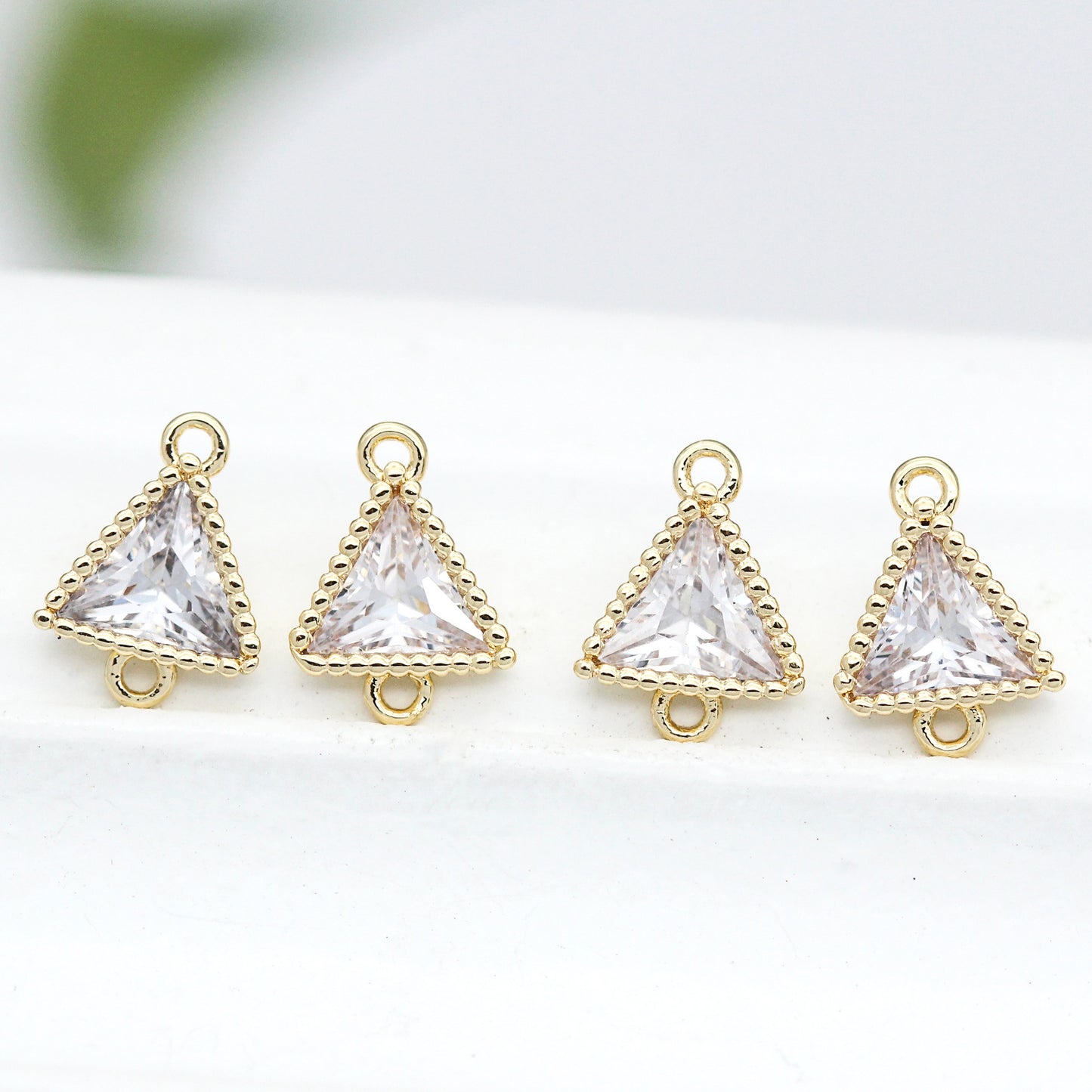5 connecteurs de charme triangulaire à double boucle ornés de strass 14K GF