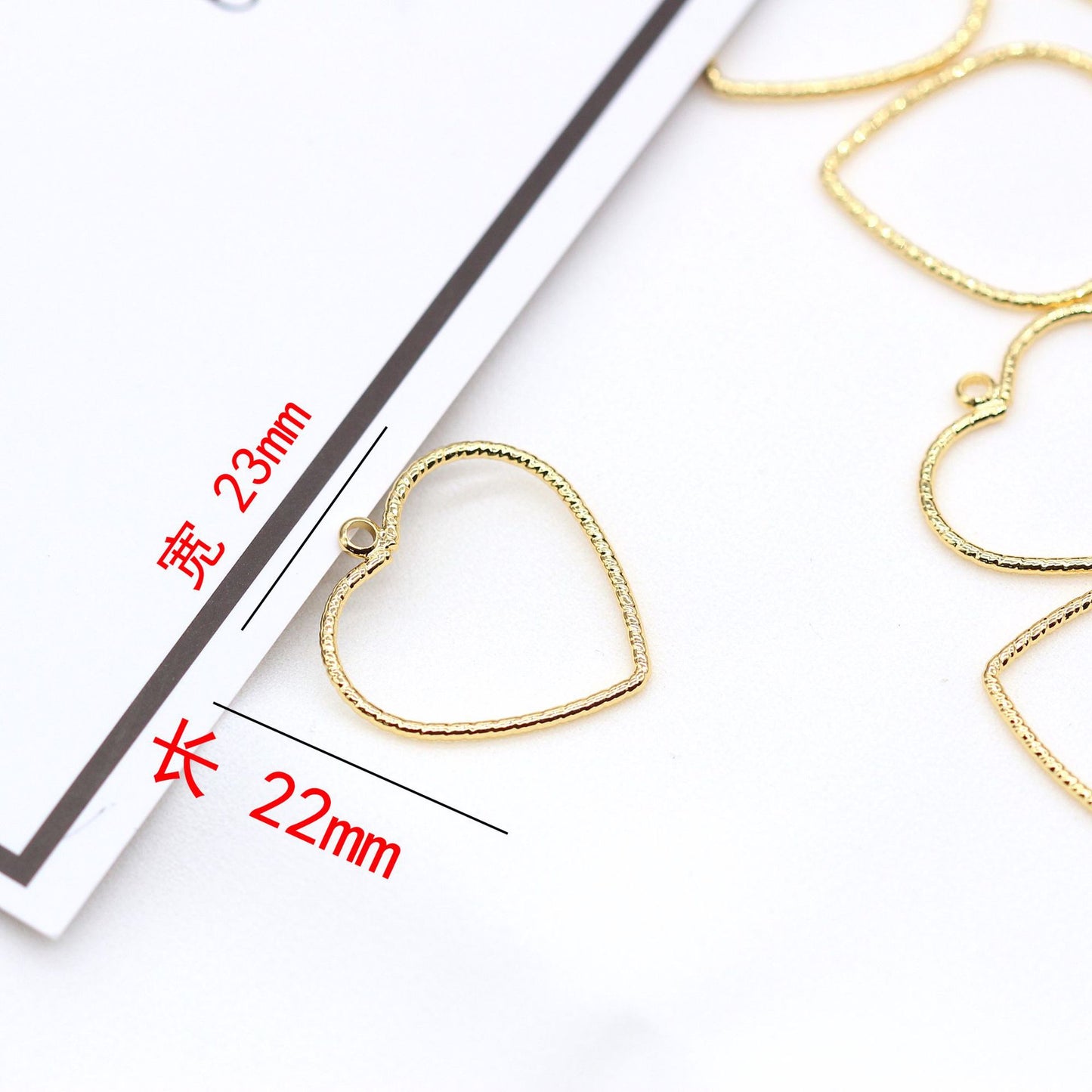 20 geschnitzte Herz-Kreis-Charm-Anhänger aus 14 Karat GF