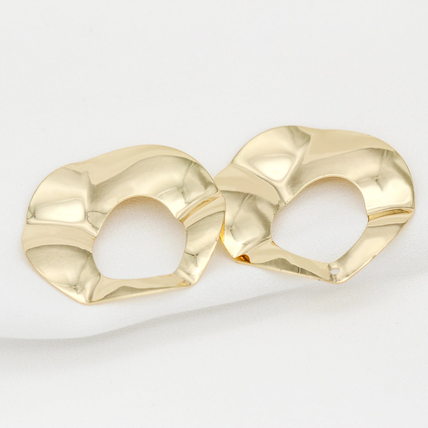 10 gebogene gehämmerte Kreis-Charm-Anhänger aus 14 Karat GF