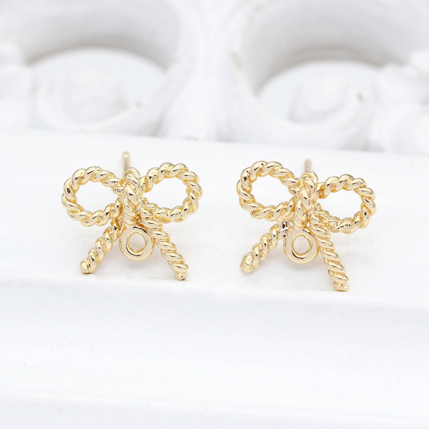 10 Ohrstecker mit Schleife und Öse aus 14-karätigem GF