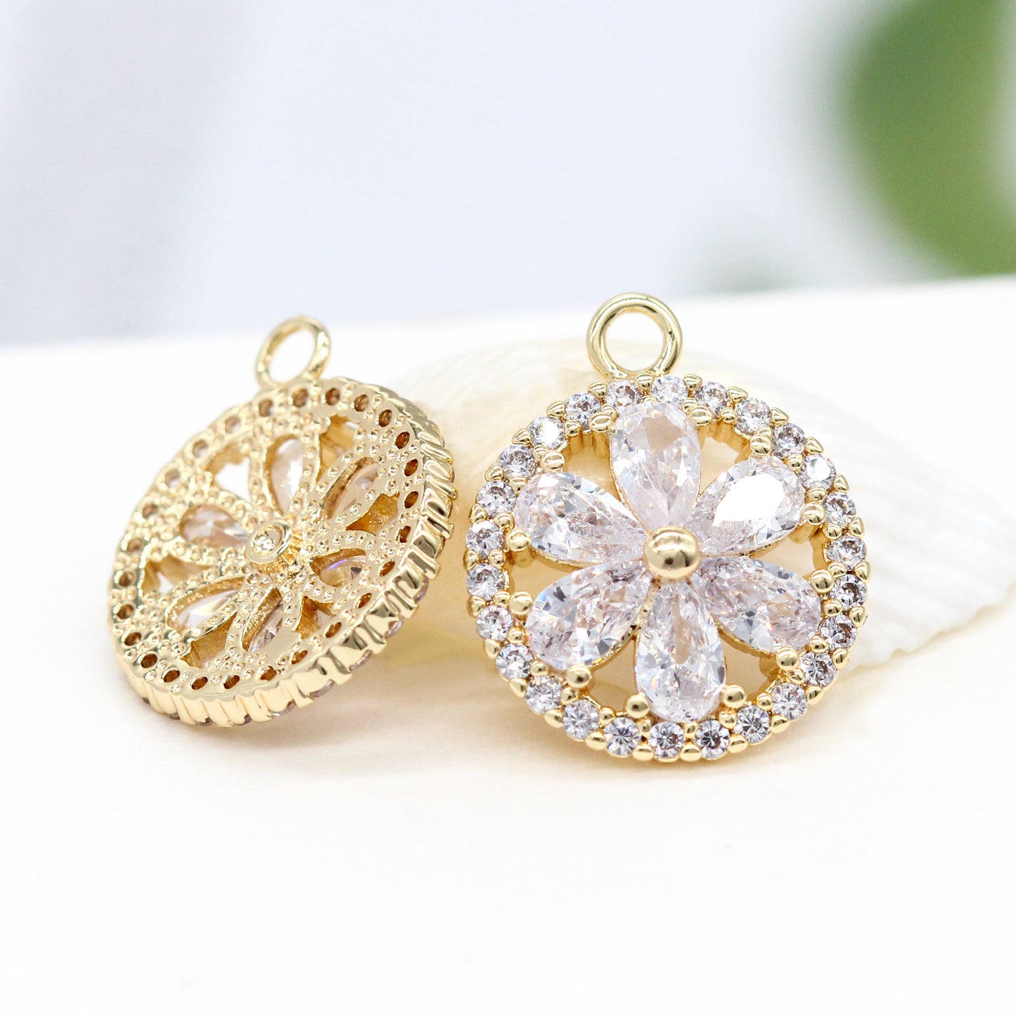 5 pendentifs à breloques florales rondes creuses ornées de strass 14K GF