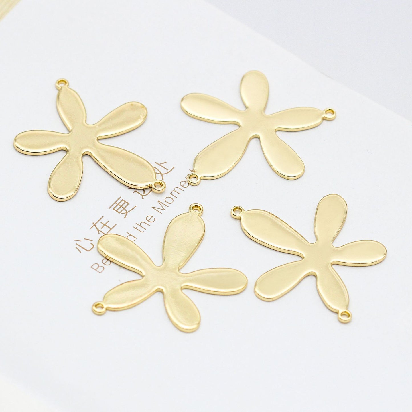 10 doppelt geschlungene florale Charm-Verbindungsstücke aus 14-karätigem GF