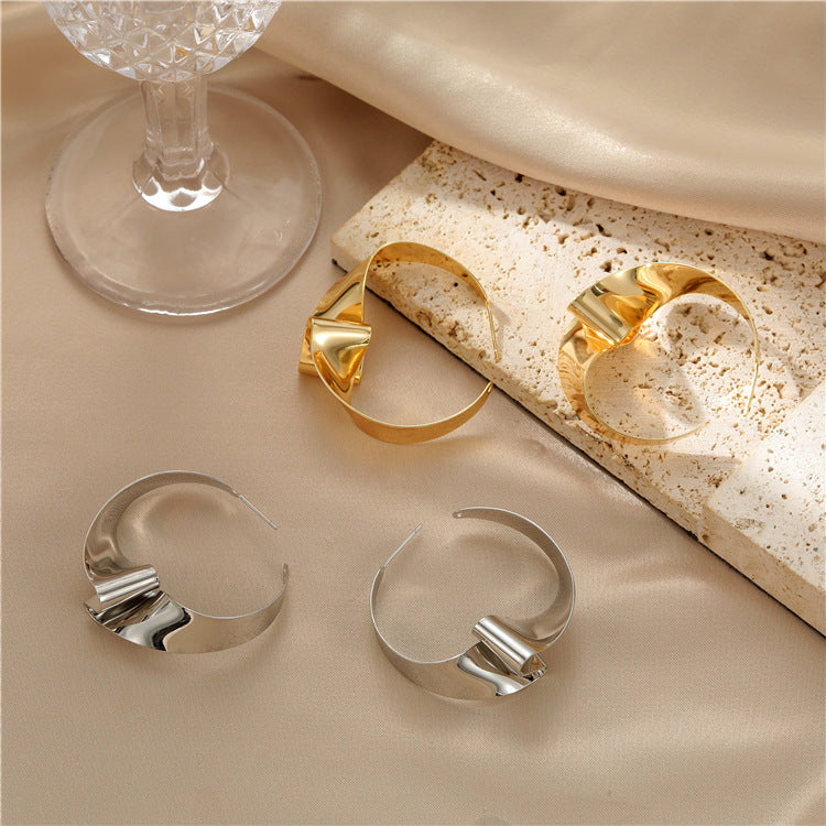 4 boucles d'oreilles à tige incurvées martelées en cercle ouvert 14K GF Earing