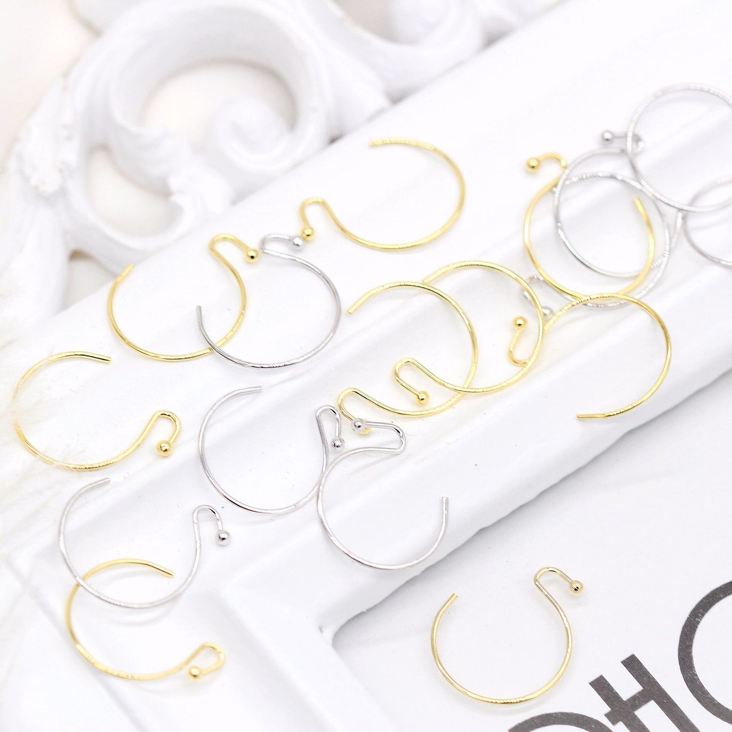 20 schlichte runde Hakenohrringe aus 14-karätigem GF