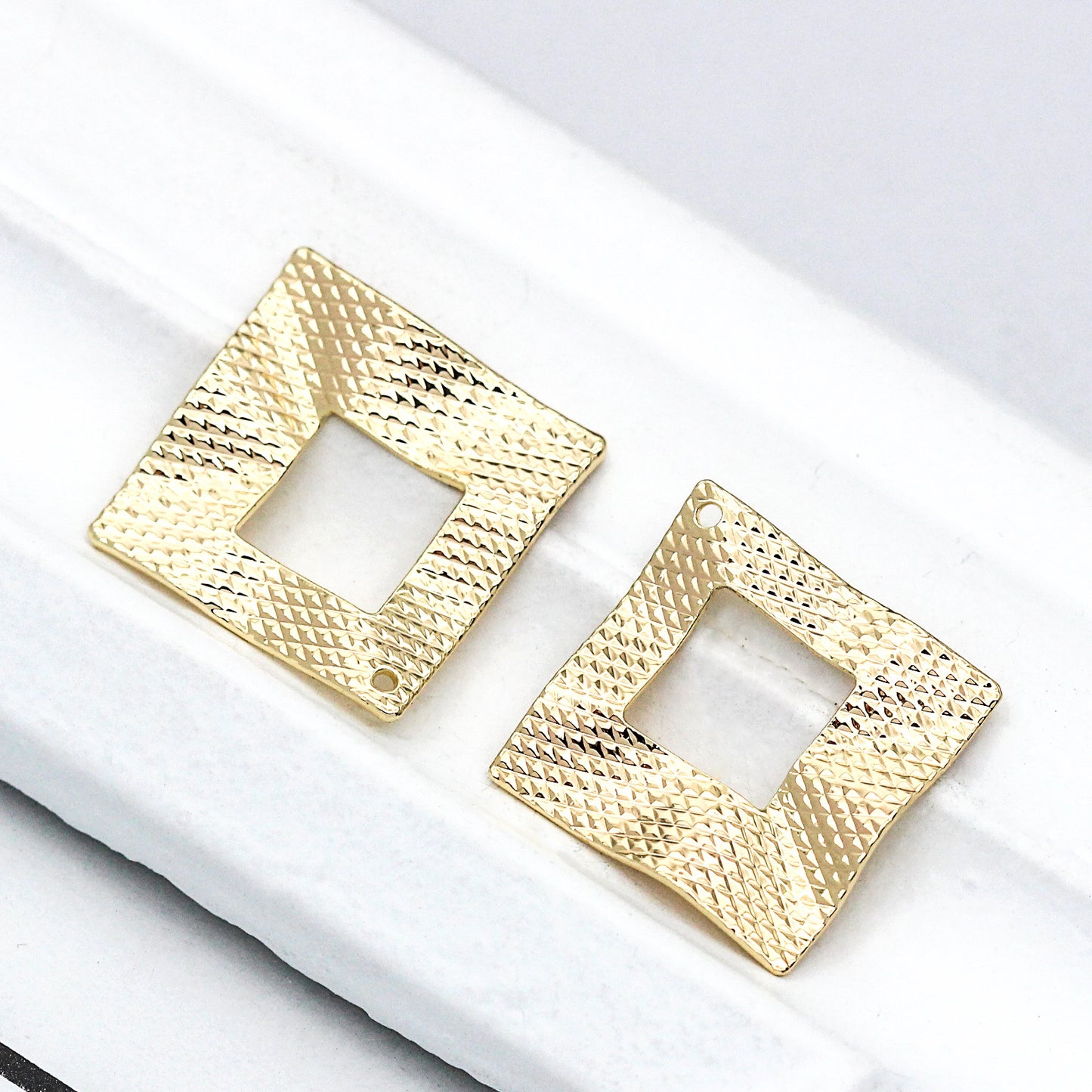 10 gebogene geschnitzte quadratische Kreis-Charm-Anhänger aus 14 Karat GF