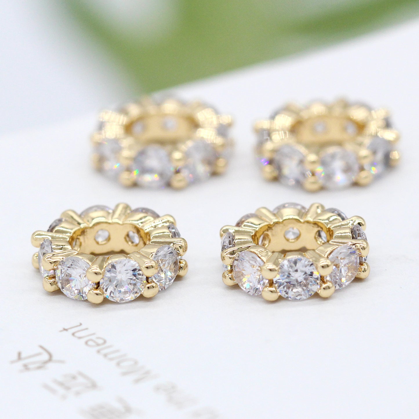 10 runde Ring-Charm-Anhänger mit Strasssteinen, 14 Karat GF