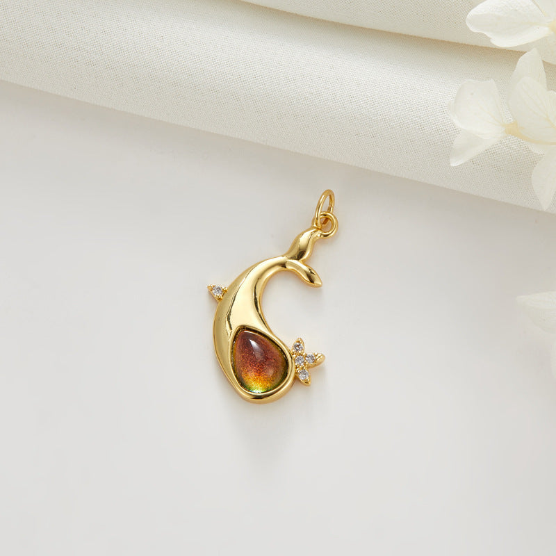 2 Delphin-Charm-Anhänger, Harz, Strass, verziert mit 14-karätigem GF