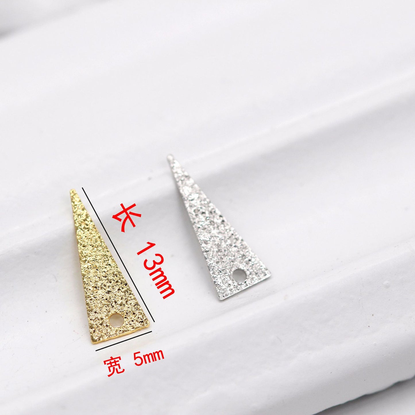 100 Pendentif à breloque triangle givré 14K GF