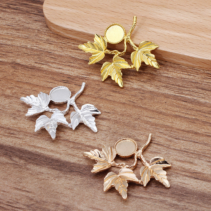 20 filigrane Blattzweige mit gezacktem Rand und Lünettenbecher-Charm, 18 kg, 8 mm, runder Cabochon, blanke Basis, Edelsteinfassung