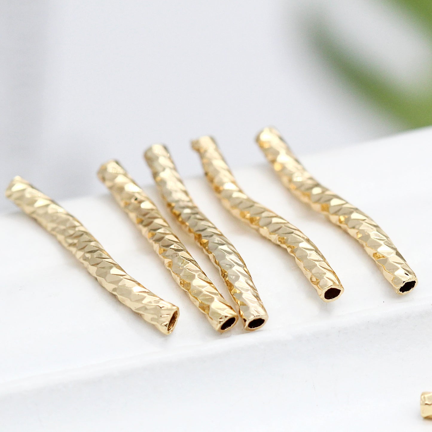 10 gebogene, geschnitzte S-Rohr-Charm-Perlen, 14-karätige GF-Perlenarbeit, Abstandshalter