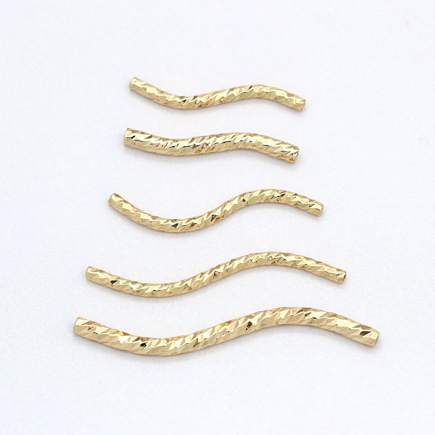 10 gebogene, geschnitzte S-Rohr-Charm-Perlen, 14-karätige GF-Perlenarbeit, Abstandshalter